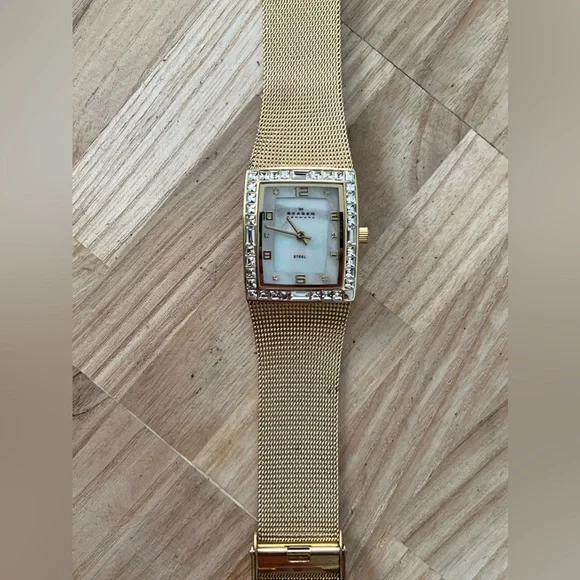 Skagen Ladies Watch Crystals Gold Tone Mesh Bracelet Pearl Dial display picture 3